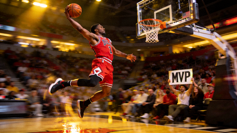 NBA篮球比赛现场，球员扣篮精彩画面